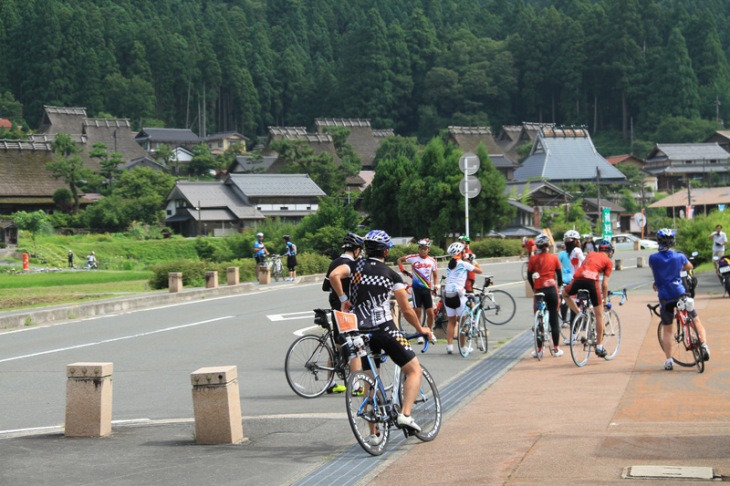 伝統建築物保存地区の茅葺きの集落では、多くのサイクリストが停まり景色を堪能した