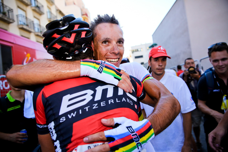 チームメイトと抱き合うフィリップ・ジルベール（ベルギー、BMCレーシングチーム）