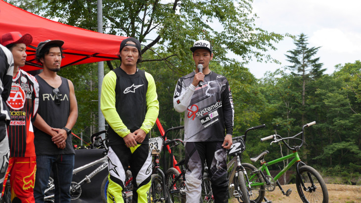三瓶将廣(右、システマティックBMX)など国内のトップレーサーがYBPの完成を待ちわびていた(写真は完成披露イベントの様子)