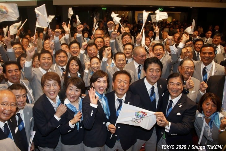 2020年東京オリンピック開催決定を喜ぶ承知委員会のメンバー