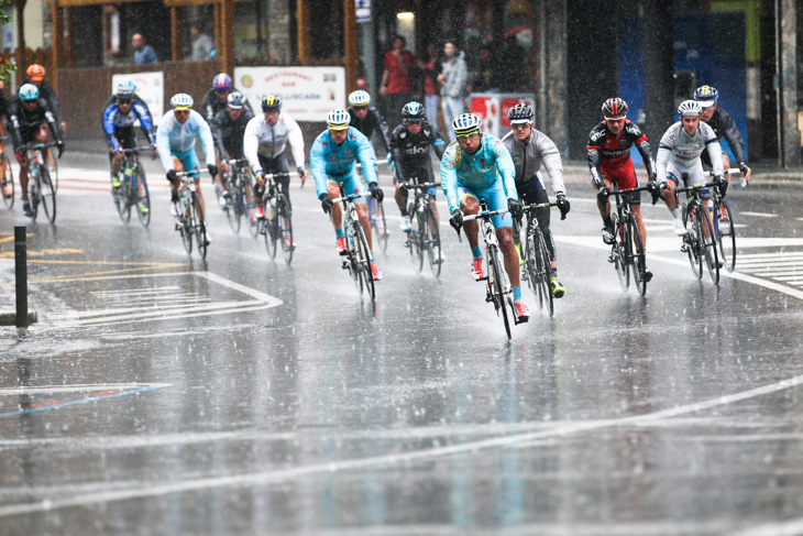 雨の超級山岳ポルト・デ・エンバリラを下るメイン集団