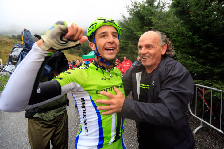 ダリオ・マリウッツォ監督と喜ぶダニエーレ・ラット(イタリア、キャノンデールプロサイクリング)
