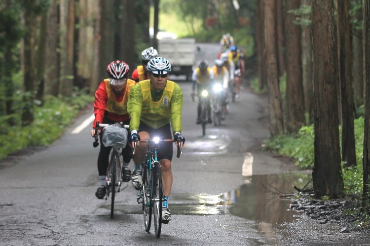 コース途中には道が細くなる区間も。対向車に注意しつつ進む