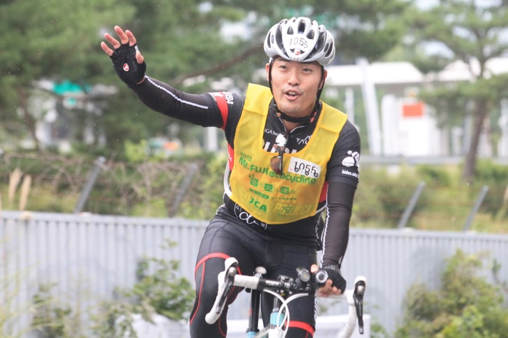 ゴールする小田英雄さん。スルガ銀行のサイクリングチームメンバーだ