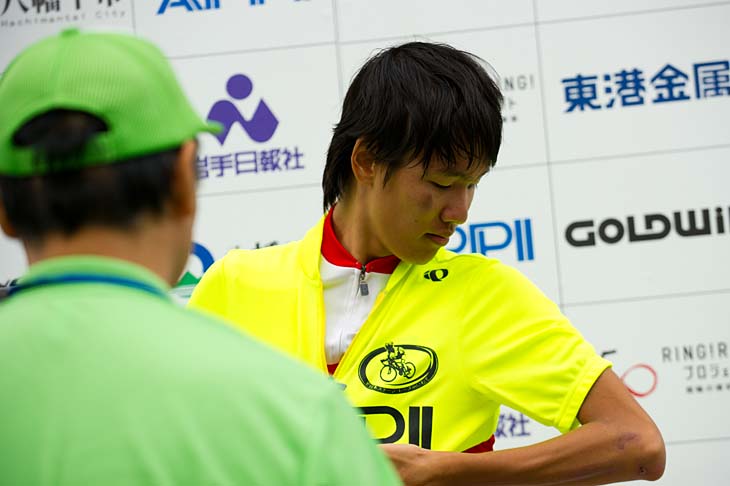 1年ぶりのリーダージャージを確認するように袖を通す橋詰丈(東京都高体連選抜)