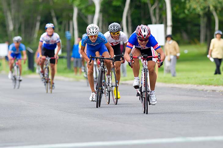 第2ステージ男子 逃げ切った3名のゴールスプリント。塩田航平(埼玉県高体連選抜)のスピードが伸びる