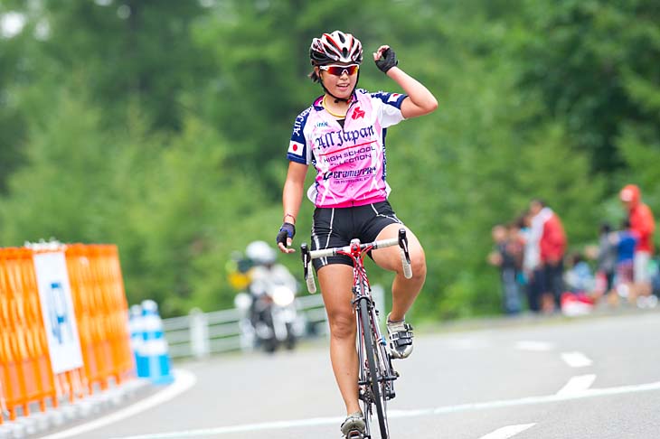 第3ステージ女子 2周を逃げ切って優勝した三宅玲奈(全国高体連強化育成)