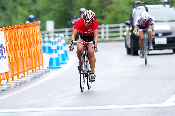 第4ステージ女子 2位でゴールする三宅玲奈(全国高体連強化育成)