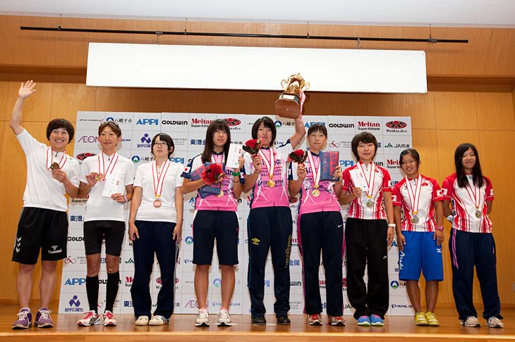 女子団体総合 左から、3位 岩手県選抜、優勝 全国高体連強化育成、2位 全国高体連選抜