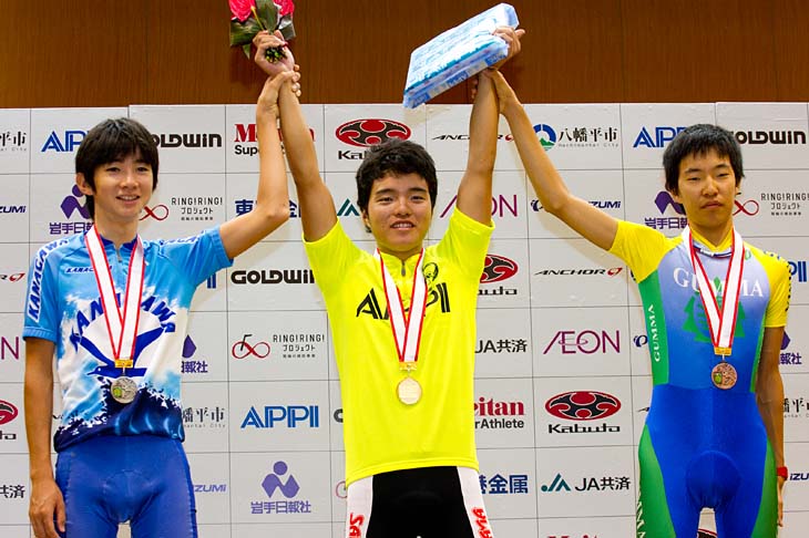 男子 個人総合 左から、2位 石上優大(神奈川県高体連選抜)、優勝 塩田航平(埼玉県高体連選抜)、3位 小山貴大(群馬県高体連選抜)