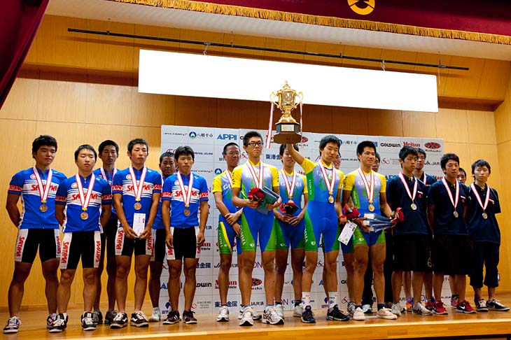 男子 団体総合 左から、3位 埼玉県高体連選抜、優勝 群馬県高体連選抜、2位 福島県高体連選抜