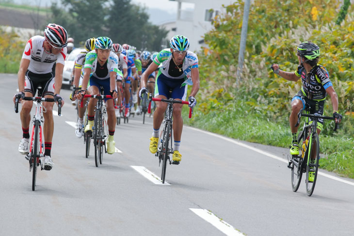 128km地点、追走集団の足並みが揃わない