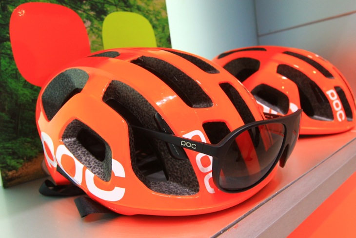 蛍光オレンジが美しいPOCのヘルメット
