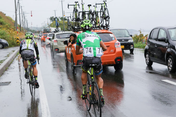 リーダージャージのレオナルド・ピニツォット(チームNIPPO・デローザ)も落車に巻き込まれる