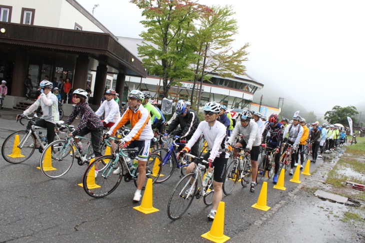 小雨のなか、鹿島槍スポーツヴィレッジ前でスタートを待つ参加者たち