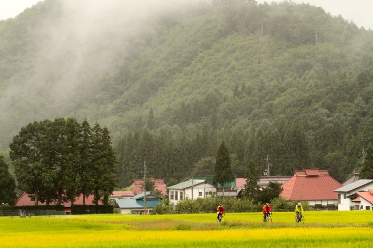 雨に煙る山と田園風景を眺めながら走る