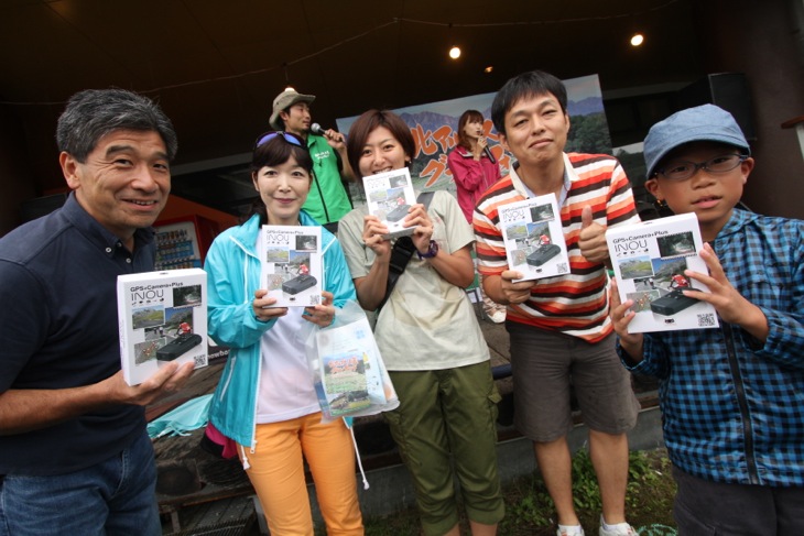 抽選会で当たったキャットアイのINOUを手にニッコリする5人