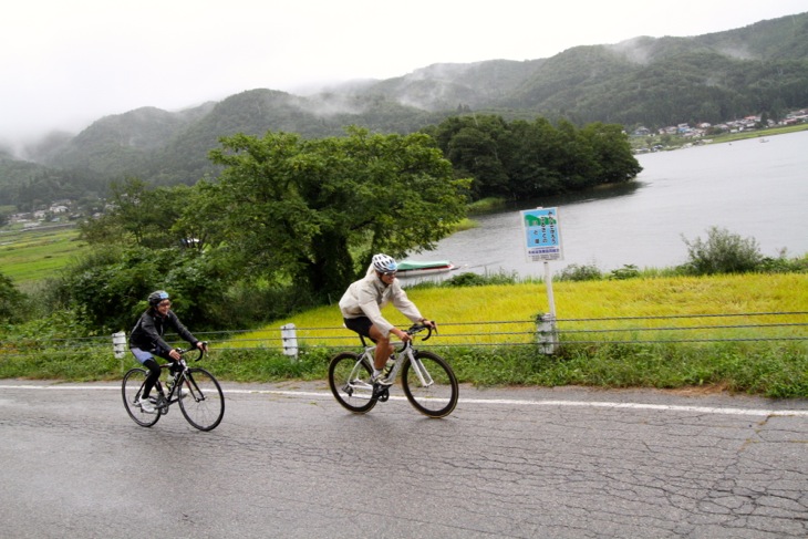 雨に煙る青木湖の湖畔道路を行く　裏道なのでクルマも少ない