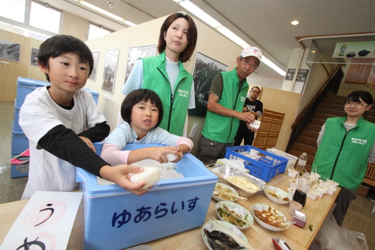 つやつや白米のおにぎりはいつでも人気。「ねぎ味噌をつけて食べてね」