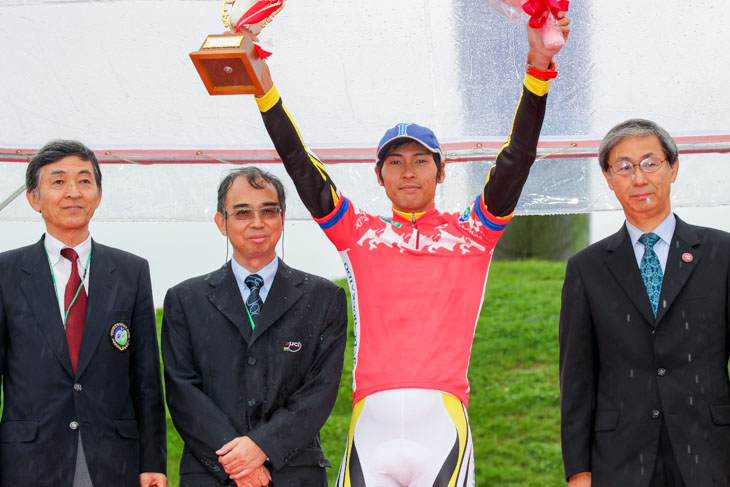 個人総合山岳賞を獲得した阿部嵩之(チーム右京)