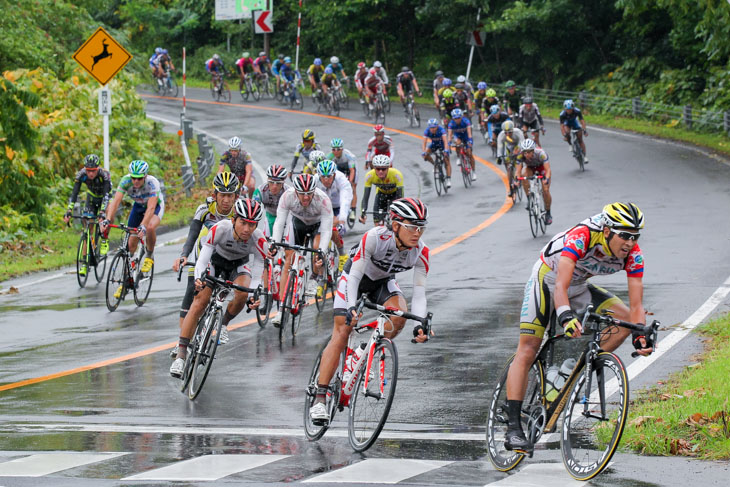 59km地点を通過するメイン集団