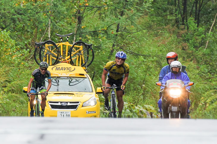 山本元喜（鹿屋体育大）が内間康平（チームNIPPO・デローザ）をかわして前に出る