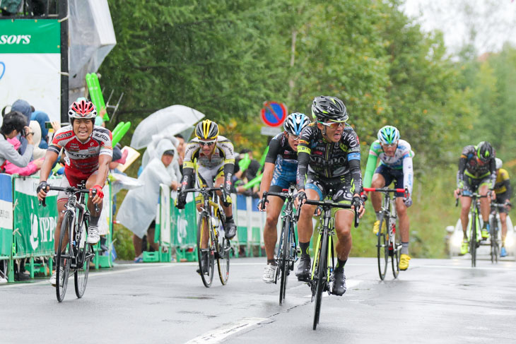 メイン集団のトップは中根英登（チームNIPPO・デローザ）