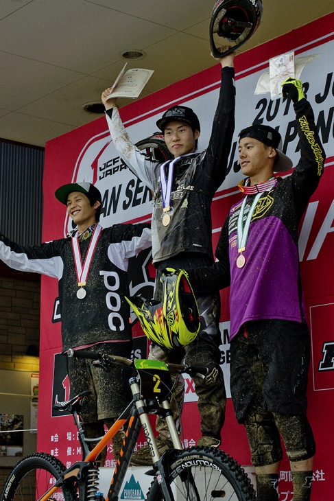 男子エリート表彰式 優勝は清水一輝(アキ・ファクトリーチーム)