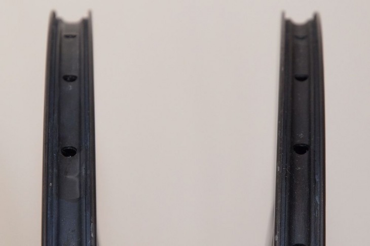 左は幅27mmのP-TRX0、右は幅25mmのP-XCR0のリム。共に専用リムフラップ/バルブとシーラントを使用することでチューブレスに対応する