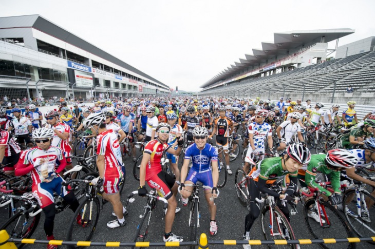 毎年大勢のサイクリストを集め、スタート時にはホームストレートの後ろまで参加者が連なる