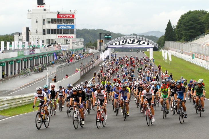ジャパンサイクルレース in MIYAGI  スタートを切る選手たち。アップダウンの厳しいSUGOサーキットへ