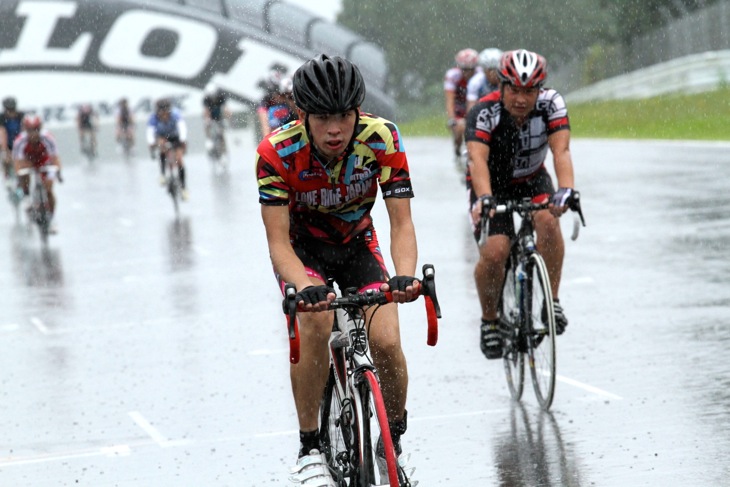 雨が降りしきる中、我慢比べのようなレースになった