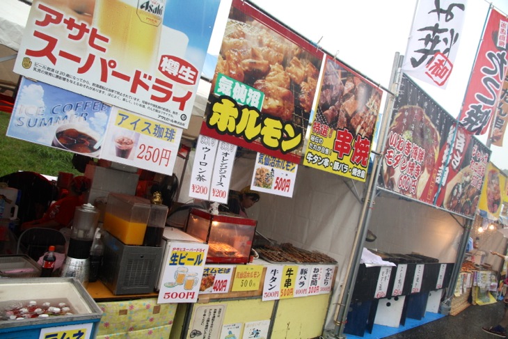 食べ歩きは楽しい。会場はいい匂いで充満(笑)