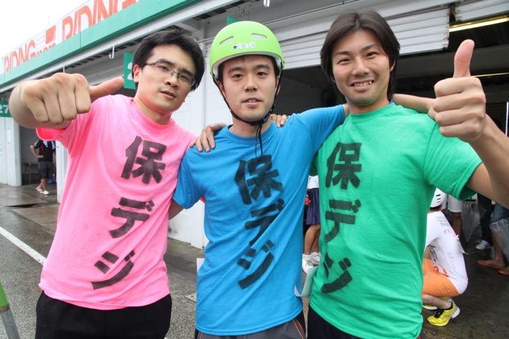 ママチャリレースに出たスポンサーのフィナンシャルエージェンシーの皆さん。アプリ「保デジ」をよろしく!