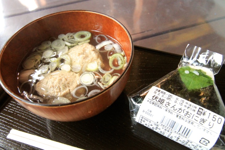 売店で購入した鰯のつみれ汁と名物「さんが焼き」のおにぎり