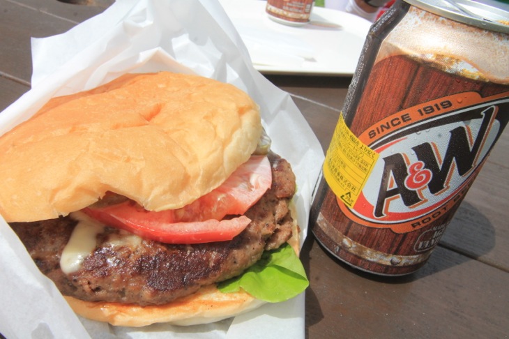 道の駅「鄙の里」内にあるビンゴバーガー。多くのサイクリストから愛されている名店