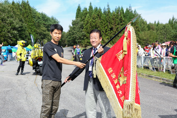 栗村修宇都宮ブリッツェン監督が輪翔旗を返還