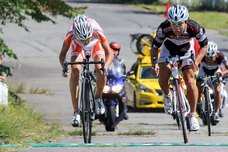 Y 石上優大(左、横浜高校自転車競技部)が優勝