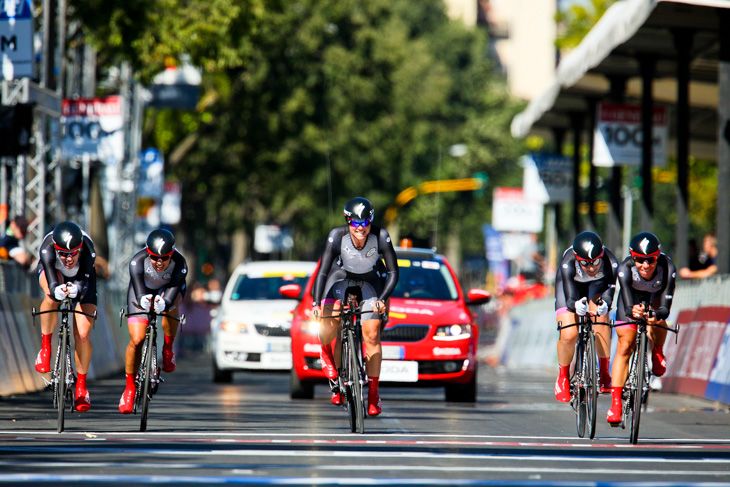 6人揃ってフィニッシュラインを切るスペシャライズド・ルルレモン