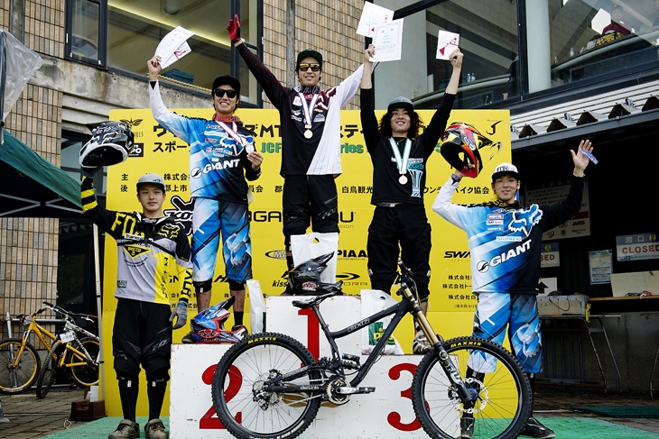 男子表彰式 優勝は九島勇気(玄武・ターナー)、2位青木卓也(チームジャイアント)、3位阿藤寛(トップノットレーシング)、4位加藤将来(ラブバイクス・アクセル)、5位浅野善亮(ジャイアント・ホットスピン)