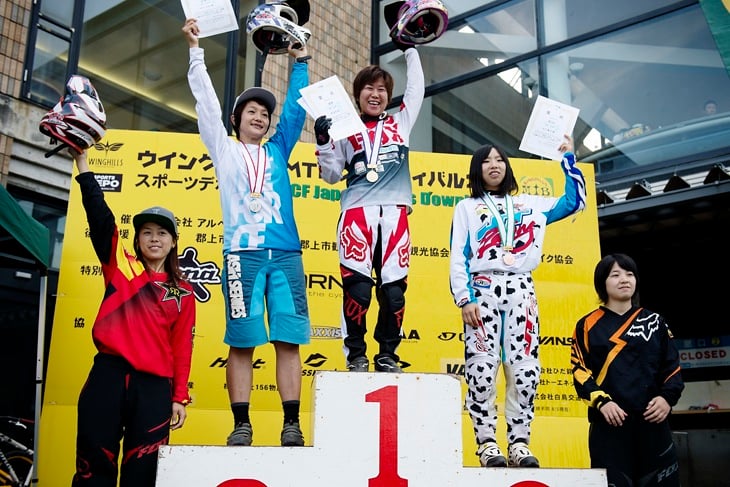 女子表彰式 優勝は末政実緒(ダートフリーク・サラセン)、2位中川弘佳、3位中川綾子(チームYRS)、4位中村美佳(福井和泉MTBパーク)、5位九島あかね(玄武・ターナー)