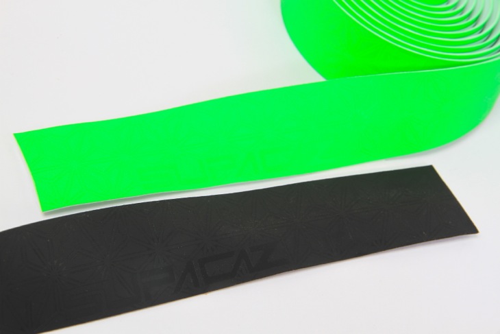 テープの表面に文様が刻まれる　ネオングリーンとブラックのテープ