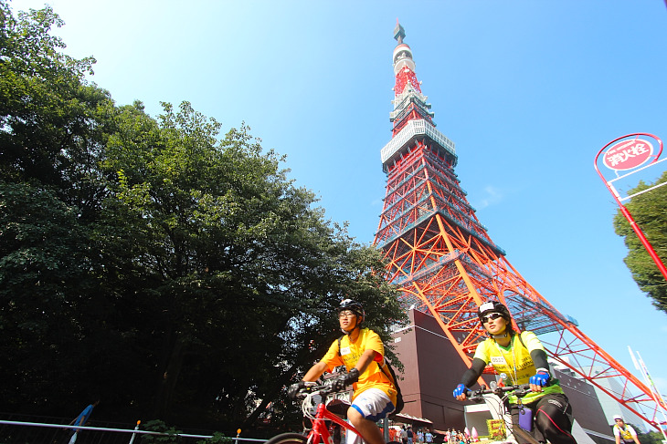 快晴の空と堂々と聳え立つ東京タワーがなんとも東京らしい光景