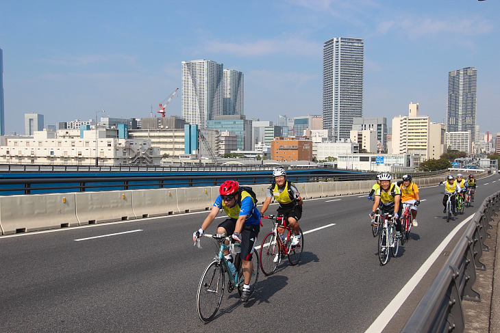 銀座などを含む都心を背に晴海大橋を渡る