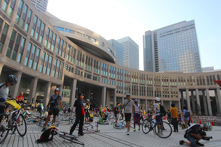 早朝の都庁前都民広場に集まった大勢のサイクリストと自転車