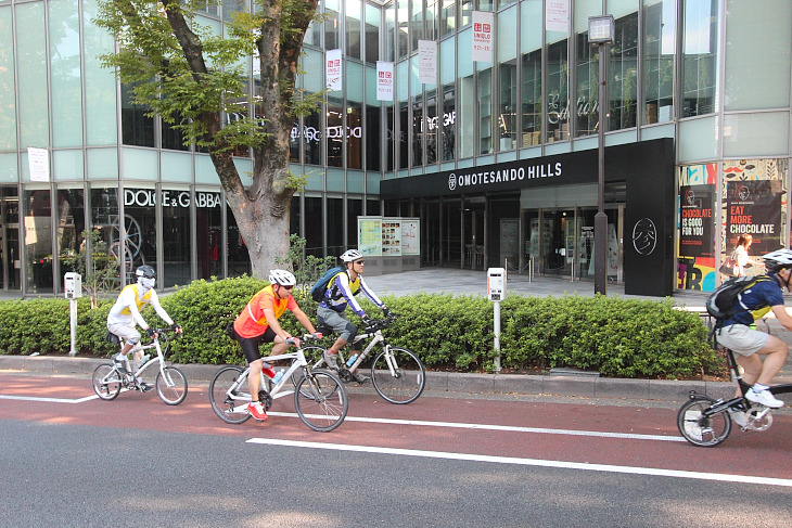 普段は人と車でごった返す表参道も休日の朝は走りやすい