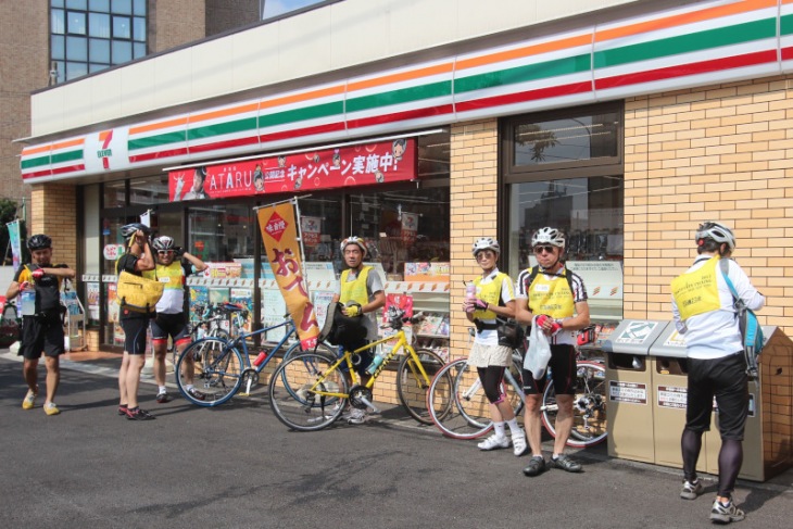 汗ばむぐらいの気温になったため、コンビニに立ち寄って補給する参加者もちらほら