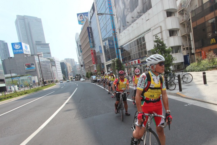 休日昼の赤坂見附は交通量が少なく、道幅も広くて快適