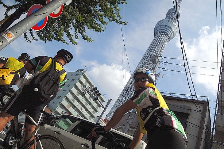 大迫力の東京スカイツリーをバックに