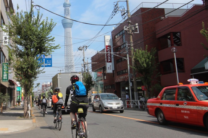 交通量の多い道を進みながら東京スカイツリーを目指す